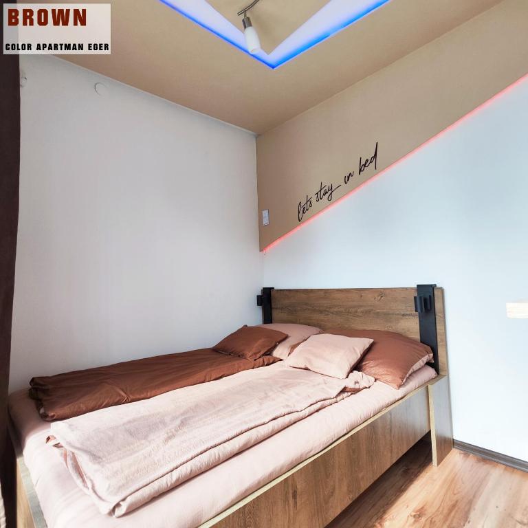 BROWN apartman franciaágyas hálófülkéje